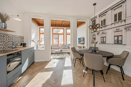 offener Wohnraum mit Küchenzeile