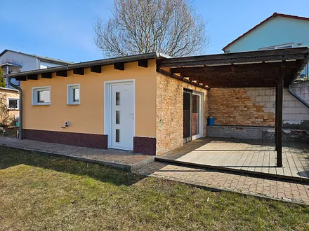 Außenansicht mit Terrasse