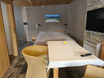 Doppelbett mit neuen Matratzen