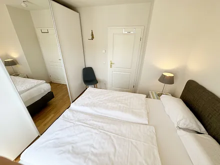 1. Schlafzimmer mit großzügigem Kleiderschrank