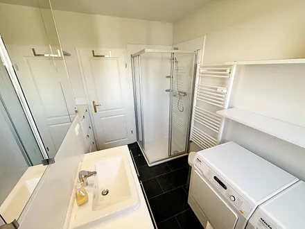 Badezimmer mit Waschmaschine & Trockner