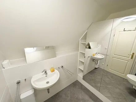 Gäste-WC mit Waschplatz