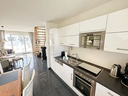 Küchenzeile mit Backofen