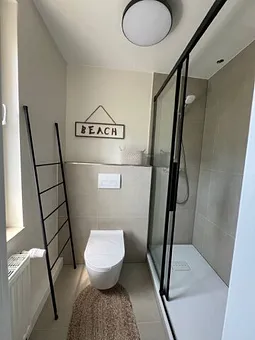 modernes Bad mit Dusche