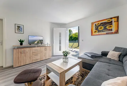 Wohnzimmer Flat TV und Zugang auf die Terrasse