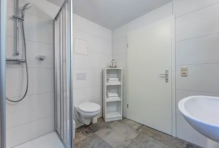 Badezimmer mit Dusche, WC und Fenster