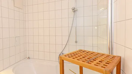 Badewanne mit Duschabtrennung