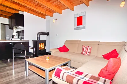 Wohnzimmer mit Schlafsofa und Kaminofen