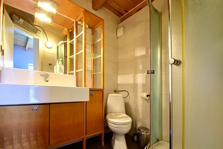 Bad mit Dusche und WC