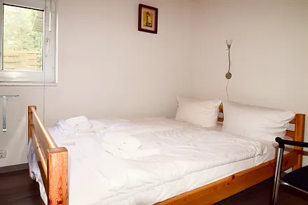 Schlafzimmer mit Doppelbett