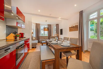 Küchenzeile mit Esstisch