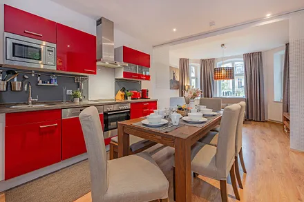 Küchenzeile mit Esstisch