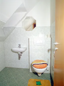 kleines WC  (angrenzend an das 1. Schlafzimmer )