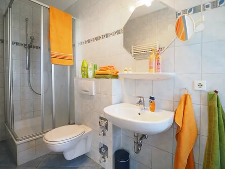 Badezimmer mit WC und Dusche