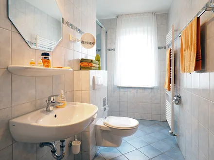 Badezimmer mit WC und Dusche