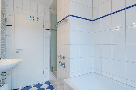 Bad/ Blick auf Dusche und Wanne