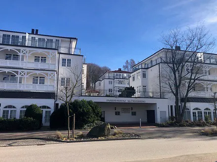 Ansicht der Wohnanlage - mittig Garageneinfahrt, rechts Rezeption