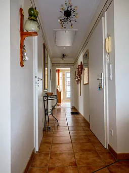 Flur: rechts Eingang, links Abstellkammer, geradeaus kleines Zimmer