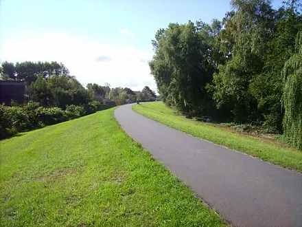 Radweg auf dem Deich der Küste entlang