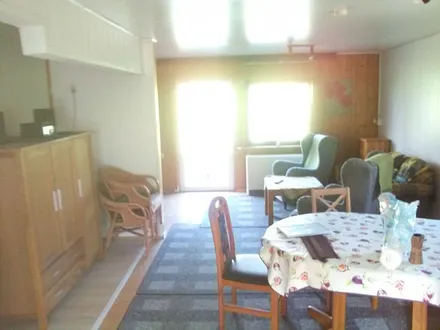 Wohnzimmer mit Essecke und Terrassentür