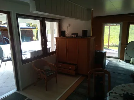 Südterrasse mit Kühlschrank, rechts zur Ostsee