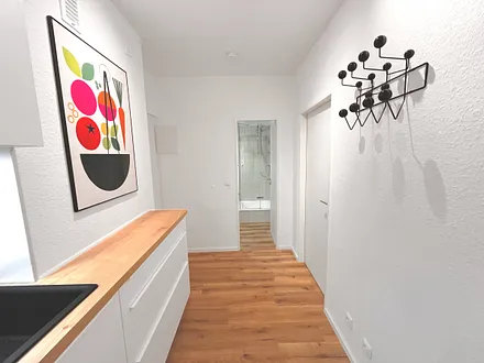 Blick Richtung Eingang und Badezimmer