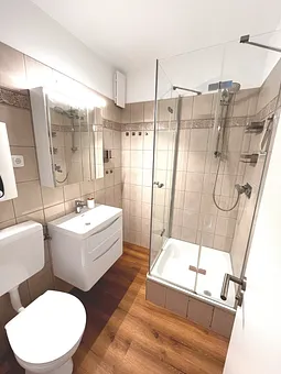 Badezimmer mit Duschbad und diversen Staumöglichkeiten