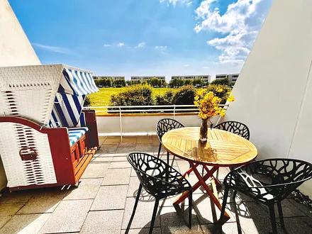 Südterrasse mit Blick auf die große Wiese des Geländes