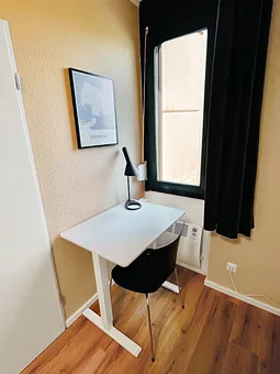 Arbeitsplatz mit höhenverstellbarem Schreibtisch