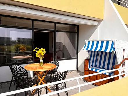 Terrasse mit Strandkorb und Esstisch