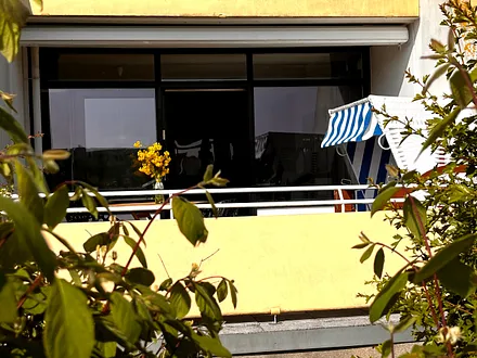 Terrasse von der Wiese aus gesehen