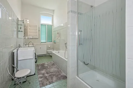 Bad mit Dusche und Badewanne