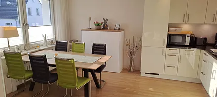 Esszimmer mit voll ausgestatter Küche