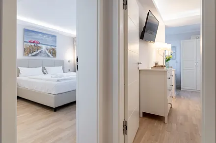 Zugang zu den Schlafzimmern mit  Boxspring-Doppelbetten