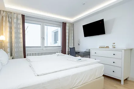 Schlafzimmer 1  mit Arbeitsplatz