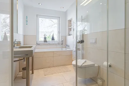 Badezimmer mit Tageslicht, WC, Badewanne und separater Dusche