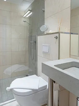 Bad 2 mit Dusche und WC