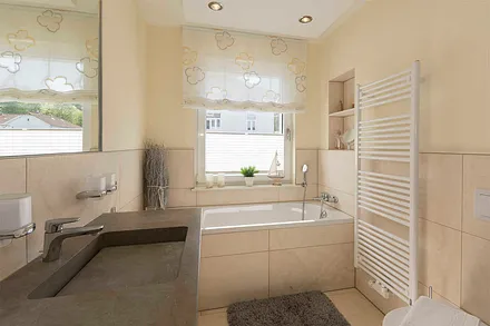 Badezimmer 1 Tageslichtbad mit Dusche und Badewanne