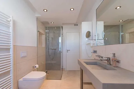 Badezimmer 1 Tageslichtbad mit Dusche und Badewanne