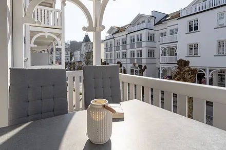 Balkon mit Tisch für 4