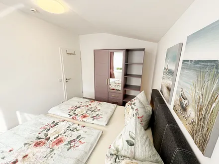 1. Schlafzimmer mit Kleiderschrank