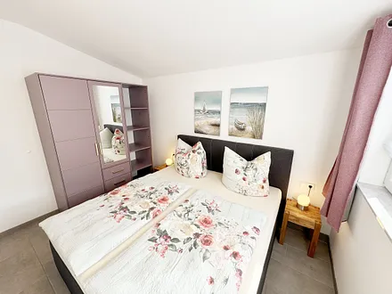 1. Schlafzimmer mit Boxspringbett