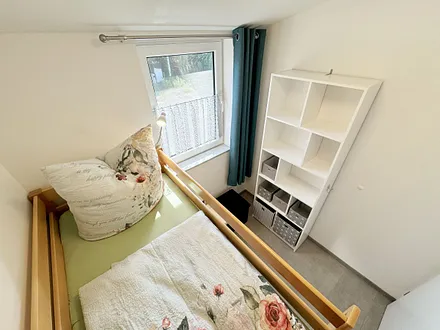 2. Schlafzimmer mit Ablagemöglichkeiten