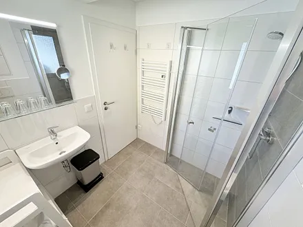 Badezimmer mit ebenerdiger Dusche