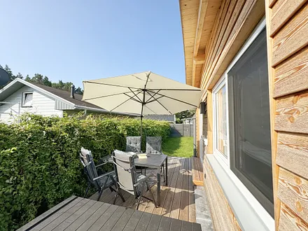 Terrasse mit Sonnenschirm