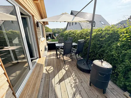 bestuhlte Terrasse mit Zugang vom Wohnbereich