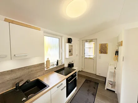 Küchenzeile mit kleinem Geschirrspüler