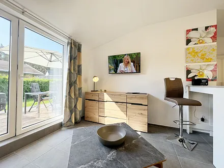 heller Wohnbereich mit TV