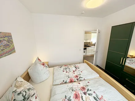 Schlafzimmer mit Doppelbett