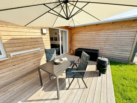 bestuhlte Holzterrasse